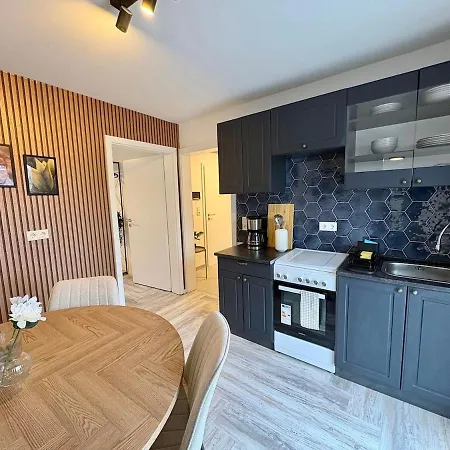 Modernes 1 Fuer Monteure Mit Parkplatz In *