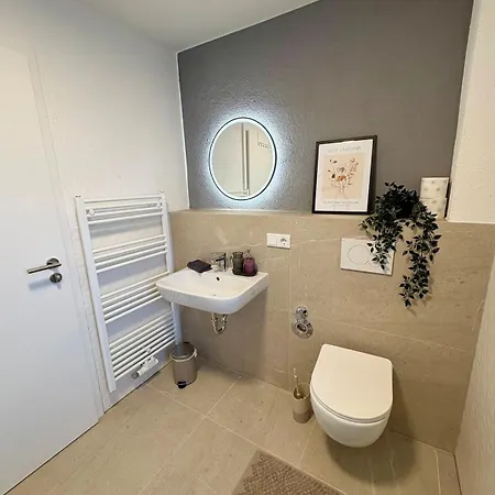Modernes 1 Fuer Monteure Mit Parkplatz In Apartament Lampertheim
