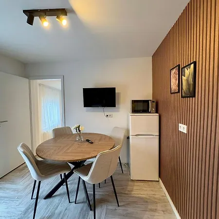 Modernes 1 Fuer Monteure Mit Parkplatz In Apartament Lampertheim