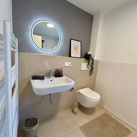 Modernes 1 Fuer Monteure Mit Parkplatz In Apartament *